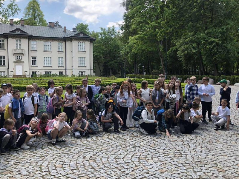 Wycieczka klas 0 i 2 do Państwowego Ludowego Zespołu Pieśni i Tańca „Mazowsze” w Otrębusach