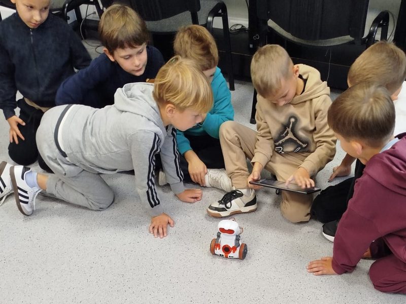 Pierwszaki programują z robotami Mio