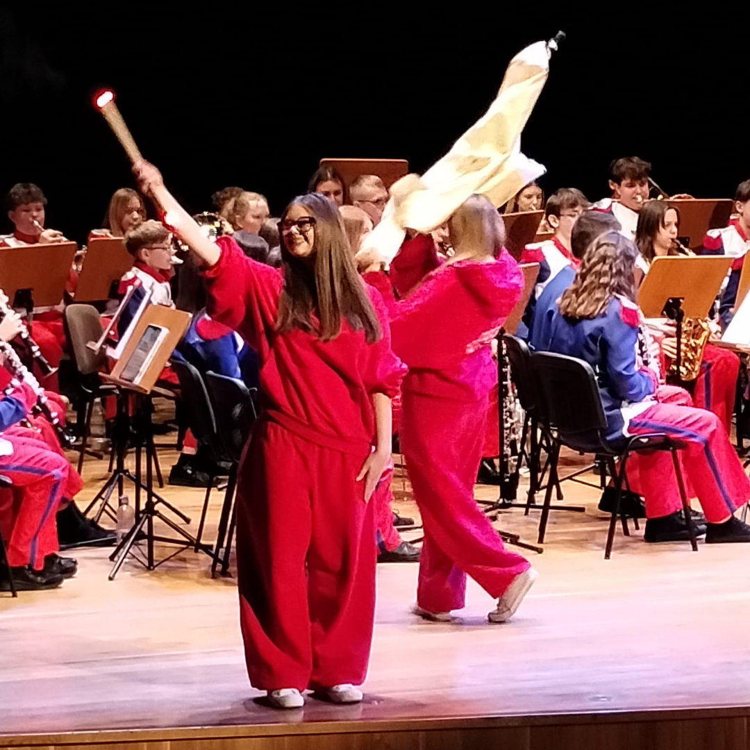 Read more about the article Marysia i Lila w blasku sceny – wyjątkowy dzień klasy 8b