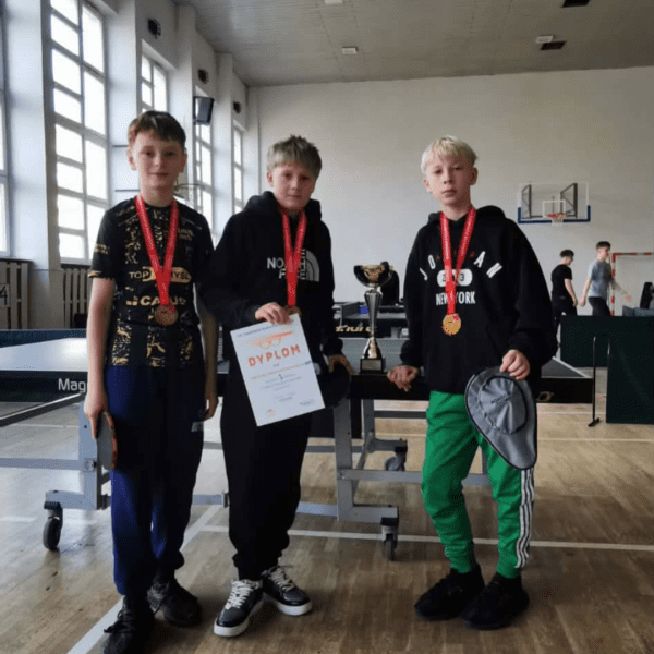 zwycięstwo i awans w tenisie stołowym 2