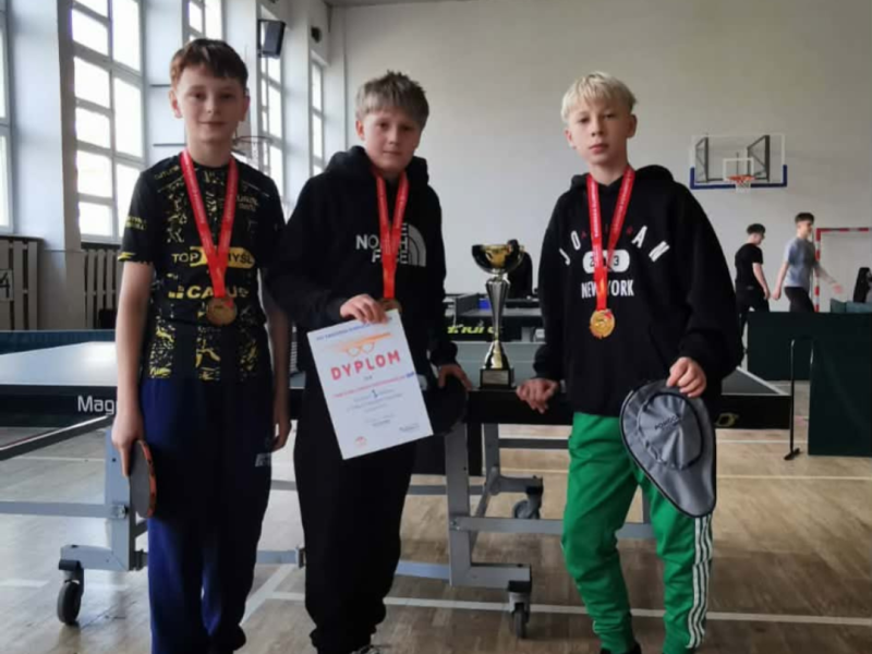 Zwycięstwo i awans w tenisie stołowym