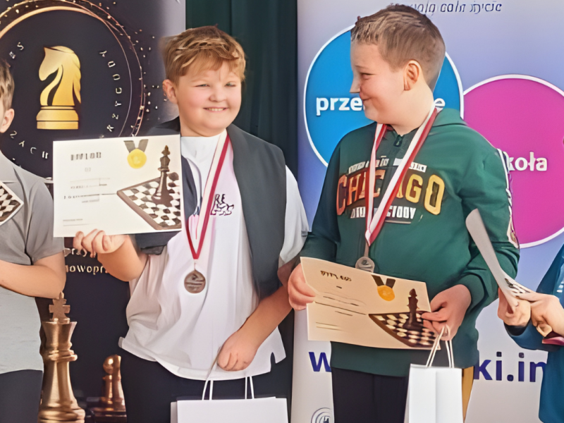 Medale uczniów w V Turnieju Szachowym Montessori