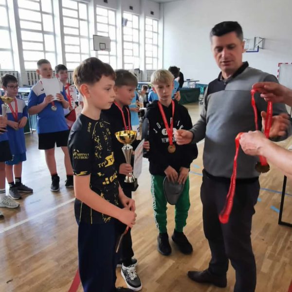 zwycięstwo i awans w tenisie stołowym 1