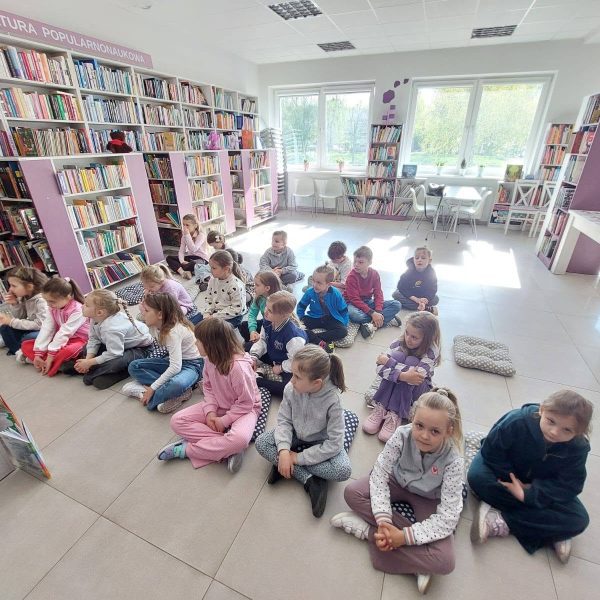 Wycieczka klas 0 do biblioteki